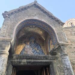 Located in the middle of bustling Ermou Street, the Church of Panagia Kapnikarea