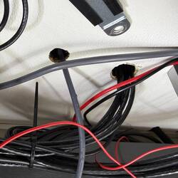 Am grauen Kabel entlang läuft Wasser in unseren Oberschrank