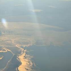 Die Sua Salzpfanne und das Okavangodelta im Hintergrund (Botswana)