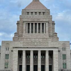Kokkai - japanisches Parlament, also Papas Moschee