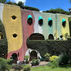 Studio Ghibli. Und ja, Hayao Miyazaki ließ sich stark von Hundertwasser inspirieren.