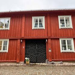 Teile des Hofhauses aus dem 17. Jh. Es wurde als Brennerei, Brauerei und Kellergaststätte genutzt.