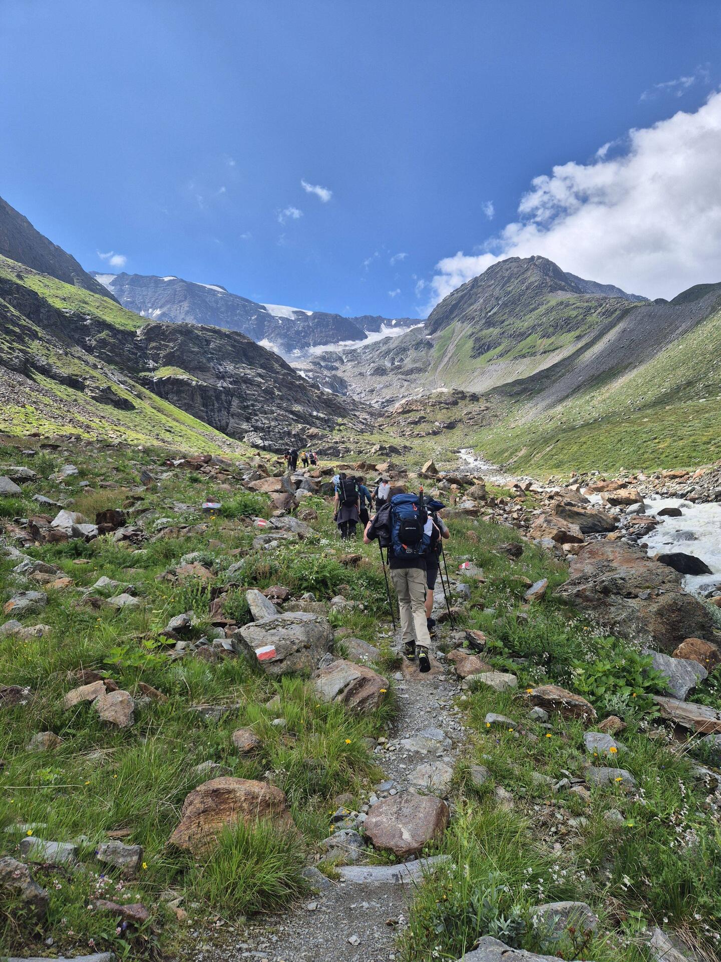 Wir wandern gemeinsam zu unserem Basislager