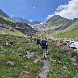 Wir wandern gemeinsam zu unserem Basislager