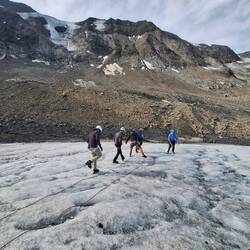 Wir machen Lauf- und Sprungübungen am Gletscher