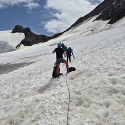 Als die Sonne wieder da ist, wandern wir gemeinsam zum Taschachjoch
