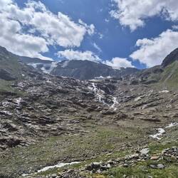 Der erste Wasserfall kündigt den Gletscher hinter ihm an