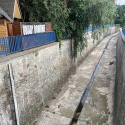 Leerer Flusslauf der Grodarz in Kazimierz, Niedrigwasser hier und in der Weichsel