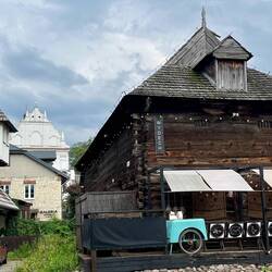 Typisches Holzhaus in Kazimierz, die Odjazd Bar am kleinen Marktplatz