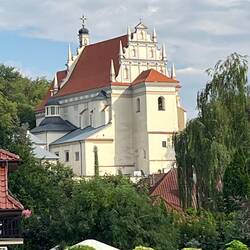 Die Johannes-und-Bartholomäuskirche, eine von drei Kirchen in der kleinen Stadt