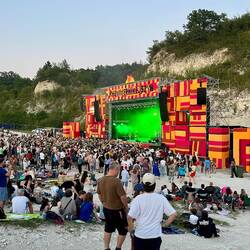 Open Air im Steinbruch von Kazimierz Dolny https://paprodziad.pl/kazimierska-orkiestra-dziadowska/