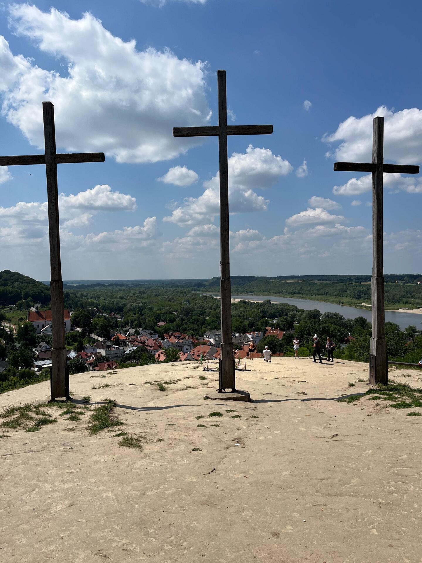 Der Hügel der drei Kreuze über dem Ort Kazmierz Dolny mit Weichselblick