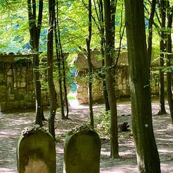 Neuer jüdischer Friedhof mit Mahnmal aus alten Grabsteinen, außerhalb von Kazimierz Dolny
