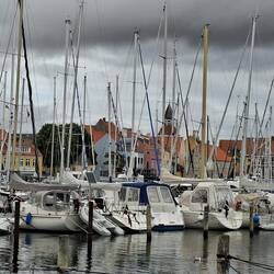 Marina mit Glockenturm