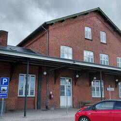 Alter Bahnhof mit Womo-Parkplätzen