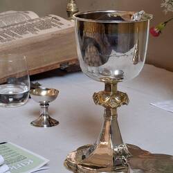 Alter Kelch mit Aufsteck-Ausgießer