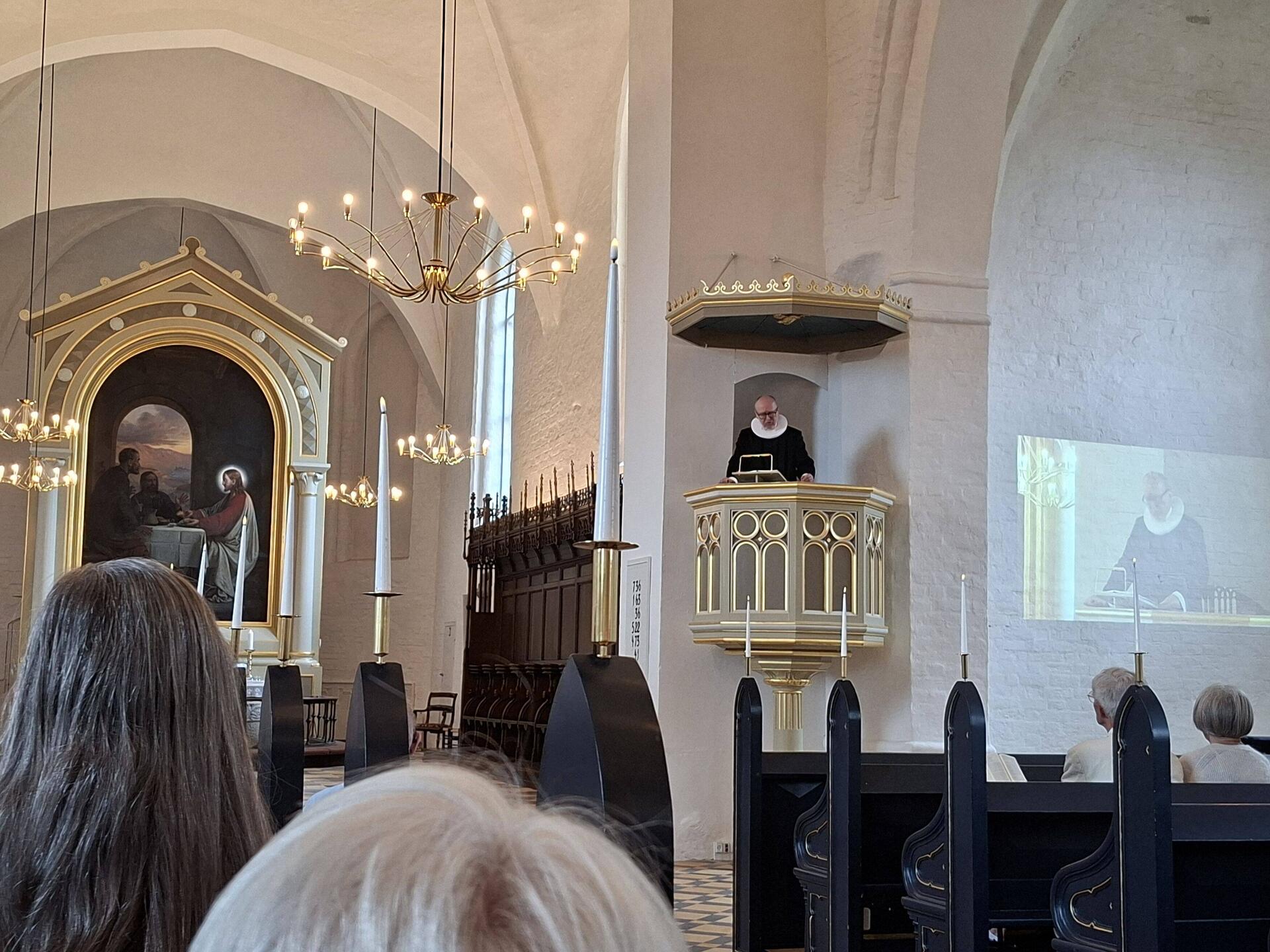 Ein Beamer zeigte das Hauptgeschehen nochmals im Seitenschiff - hier bei der Predigt