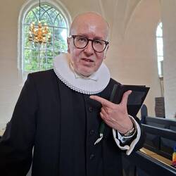 Das ist ein "Pfeifen-Kragen" auf dänisch, erklärt mir der Pastor