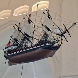 Kirchenschiff, "wie überall hier"