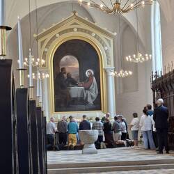 Abendmahl im Knien bei Jesus, der das Brot bricht in Emmaus nach der Auferstehung