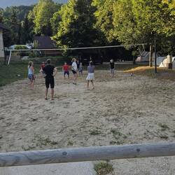 Linus knüpft beim Volleyballspielen neue Bekanntschaften