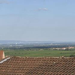Blick aus unserem Fenster: re. Mannheim, li. die BASF, dahinter der Odenwald