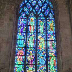 Die Kirchenfenster sind sehr beeindruckend.