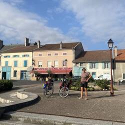 Morgens vor unserem Hotel in Euville.