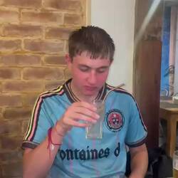 Hugh probiert einen sehr traditionellen Drink 😅