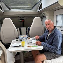 kurzes Morgenessen vor der Anfahrt in Kolund