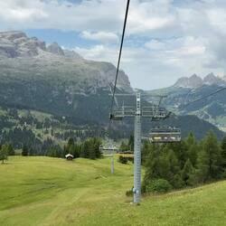 Heading down from the Pralongià Plateau on the chairlift ... sudden jolting stop and all 😃.