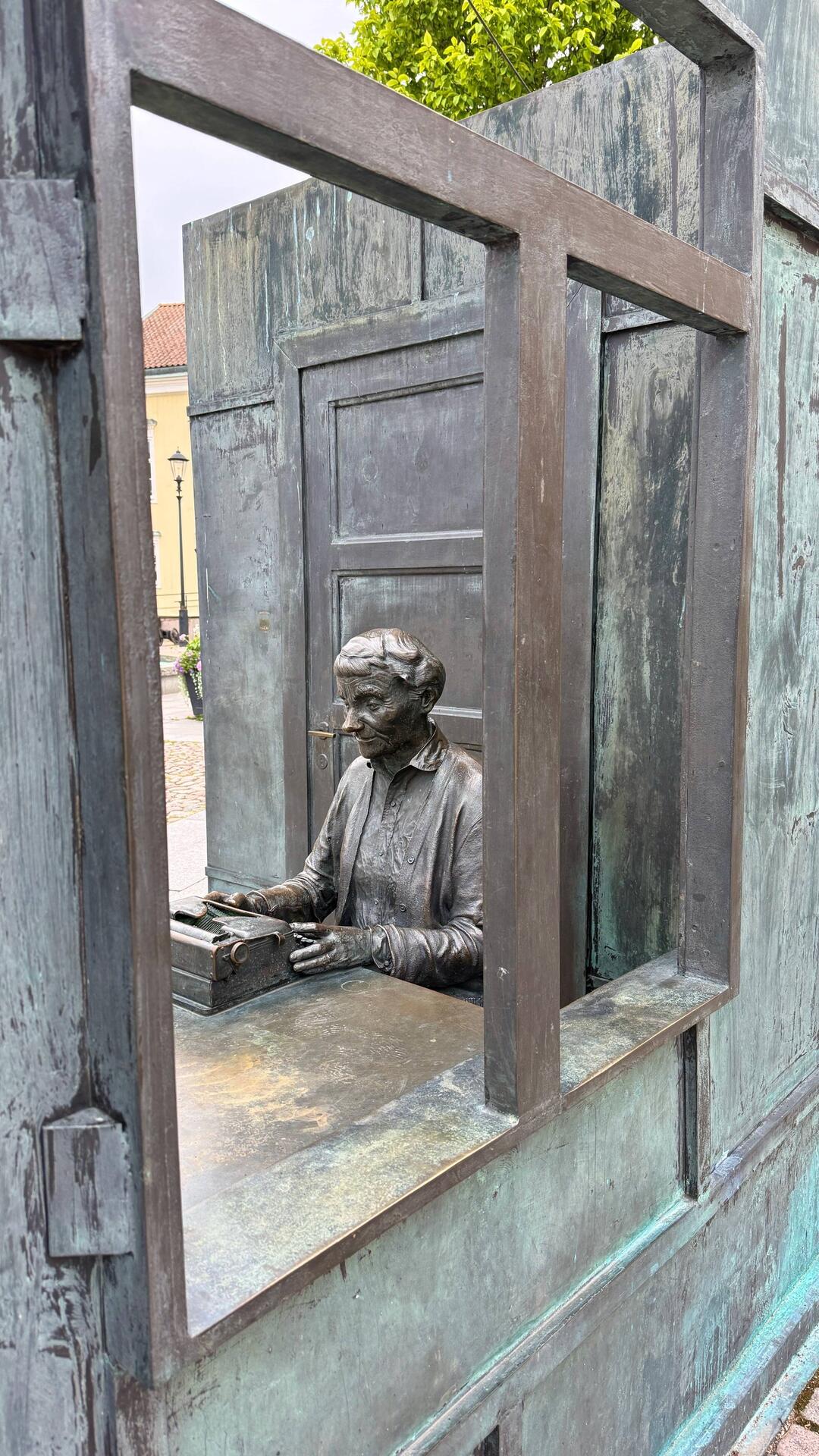 Statue inmitten des Zentrums von Vimmerby