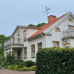 Das ehemalige Pfarrhaus auf dem Hofgelände.