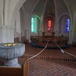 St. Jørgen, Svendborg, Taufstein und Altarraum