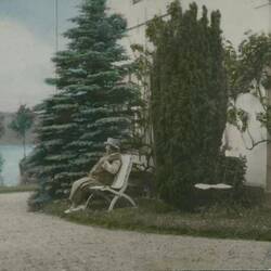 Karin Michaëlis vor ihrem Haus auf Thurø. Dieses musste sie '48 verkaufen.