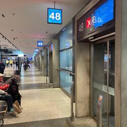 Unterirdischer Busbahnhof im Shoppingcenter