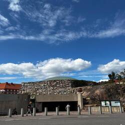 Felsenkirche, 1969 direkt in den Granitfelsen gebaut, von außen sehr unscheinbar