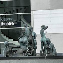 Brunnen "woman & children" von Nina Beier vor dem Kiasma