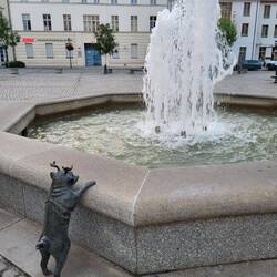 Der Mops am Brunnen vor dem Rathsus
