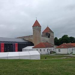 Das schwarze ist ein riesiges Zelt für ein Opernfestival.