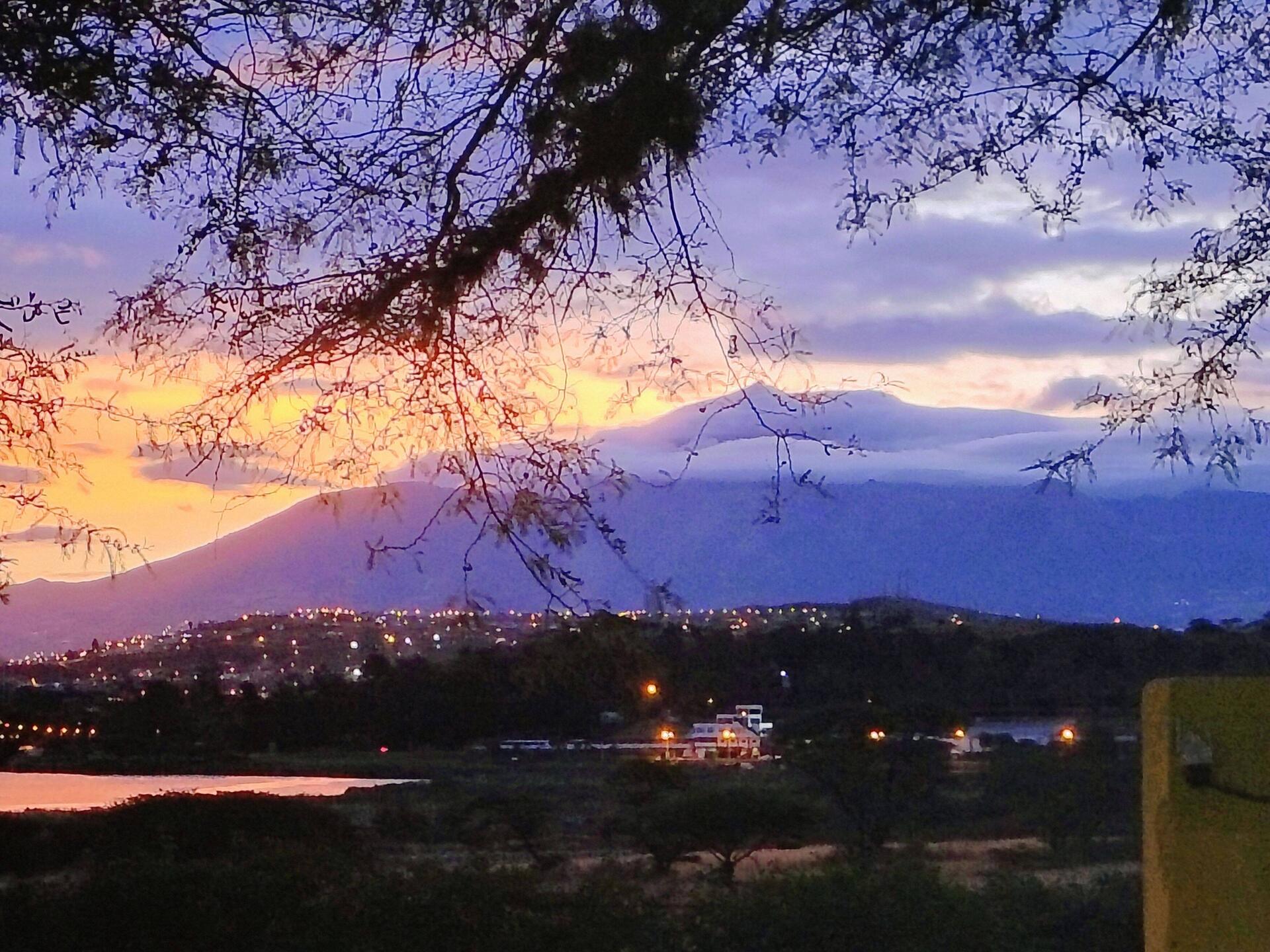 Abendlicher Blick über die Laguna de Yahuarcocha auf den Hausvulkan Imbabura