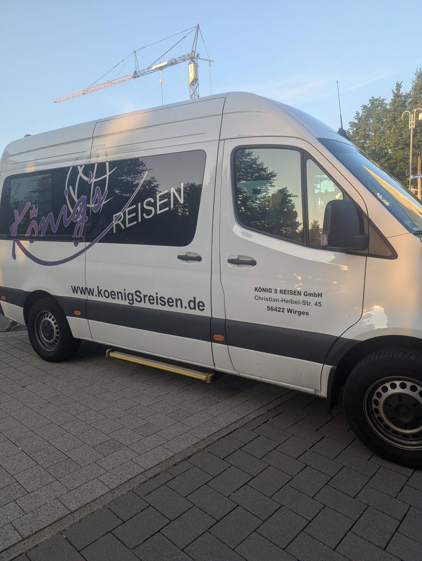 15 Minuten vor der angegebenen Zeit war der Minibus da (6:30h)