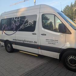 15 Minuten vor der angegebenen Zeit war der Minibus da (6:30h)