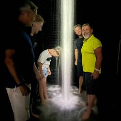 Beim Eingang ging's durchs Wasser, theoretisch nur mit den Füßen, aber Lenny nutze den Wasserfall
