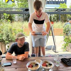 Lenny beim Foodblogen und Michi beim Überlegen, welchen er sich genehmigen wird