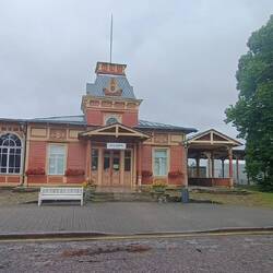 Berkehrsmuseum mit alten Zügen und Waggons ..