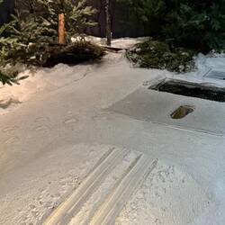 Schuhe aus, über den Schnee laufen und mit dem Fuss im Loch stecken bleiben - genauso wie Ronja