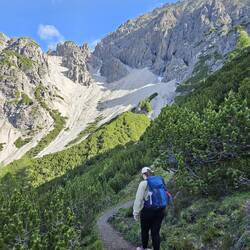 Suzanne heading for Erlspitze