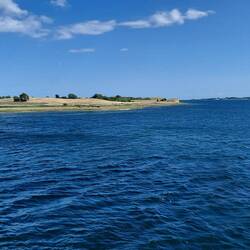 Bjørnø mit Steilküste