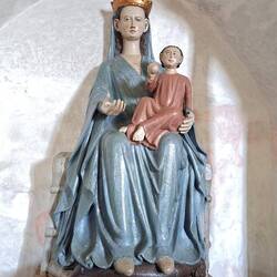 Romanische (???) Madonna, behauptet zumindest der Kirchenflyer, es darf gezweifelt werden